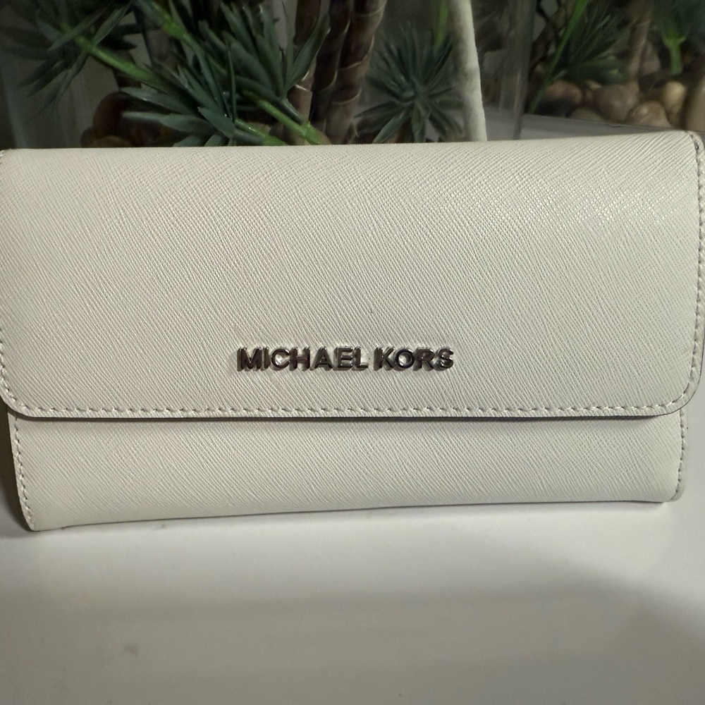 Michael Kors White Wallet Classic Design Flap Closure